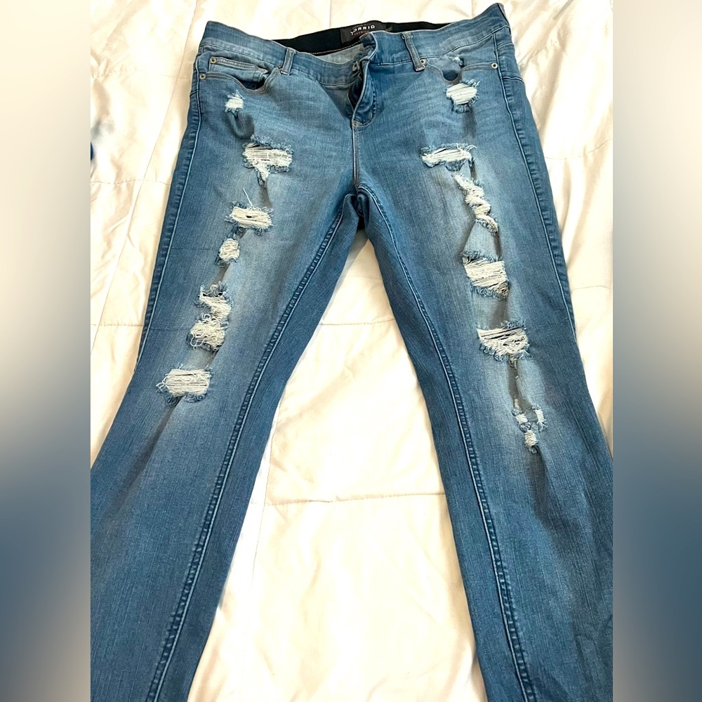 Distressed skinny jeans